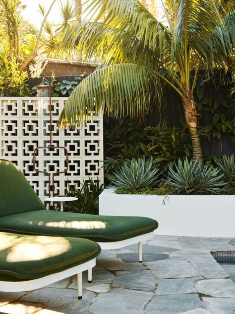 Inside A Leafy Palm Springs-Inspired Home | Homes To Love Palm Springs Exterior Home, Palm Springs Homes Exterior, Palm Springs Exterior, Terraced Patio Ideas, Palm Springs Patio, Terraced Patio, Palm Springs Backyard, Palm Springs Landscaping, Palm Springs Garden