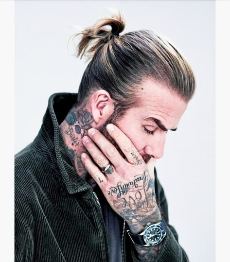 David Beckham Long Hair, David Beckham Tattoos, David Beckham Haircut, Beckham Haircut, Man Bun Styles, David Beckham Hairstyle, Mens Modern Hairstyles, Beckham Hair, David Beckham Style