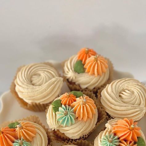 Fall Cupcakes Aesthetic, October Birthday Cupcakes, Fall Gender Reveal Cupcakes, Cute Thanksgiving Cupcakes Ideas, Flat Top Cupcake Decorating, Fall Birthday Decorations Party Ideas, Mini Fall Cupcakes, Cupcake Ideas Fall, Simple Fall Cupcakes