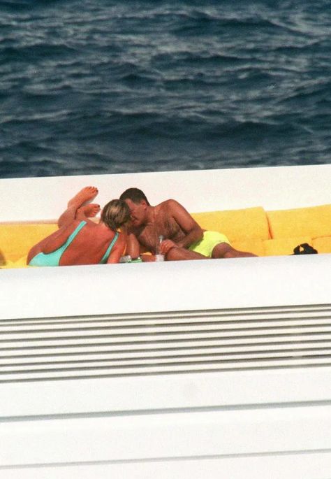 Diana Dodi, Princess Diana And Dodi, Dodi Al Fayed, Dodi Fayed, Couple Sleeping, Princess Diana Photos, Princes Diana, Lady Diana Spencer, Diana Spencer