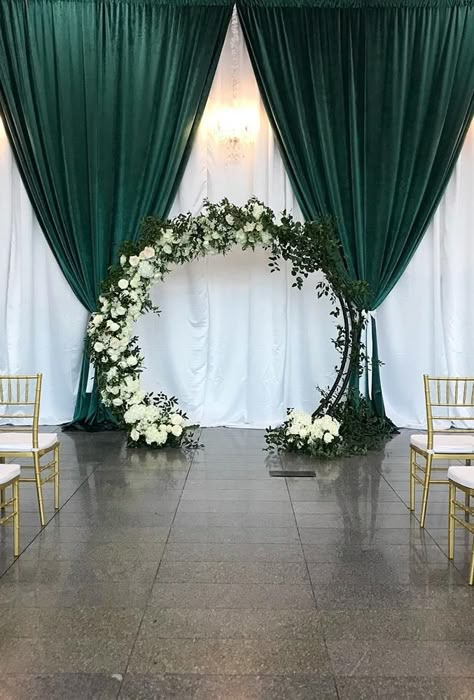 18 Velvet Wedding Decor Ideas | Wedding Forward Velvet Wedding Decor, Emerald Green Quinceanera Theme, Green Quinceanera Theme, Emerald Wedding Colors, Emerald Green Wedding Theme, Quince Decor, Green Wedding Decorations, Forest Green Wedding, Green Gold Weddings