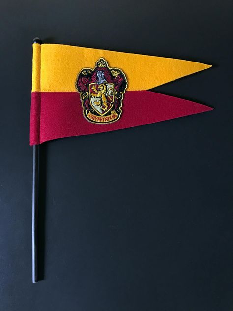 Gryffindor Flag, Pennants Diy, Magic Harry Potter, Harry Potter Accessories, Flag Diy, Harry Potter Collection, Harry Potter Pictures, Pennant Flag, Harry Potter Diy