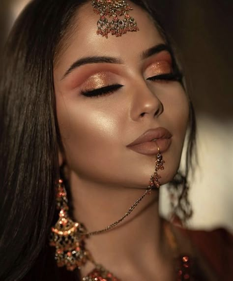 Indian Eye Makeup Looks, Makeup Look Photoshoot, Arabic Makeup Looks, Desi Makeup Looks, Cultural Makeup, Makeup Look Indian, Desi Makeup, Indian Makeup Looks, Indian Eyes