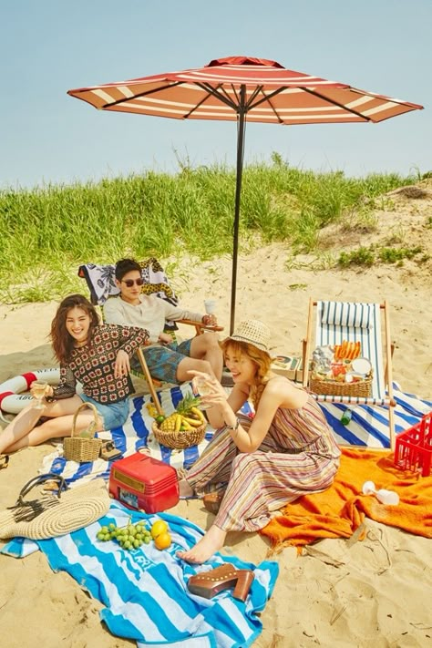 Starbucks Photoshoot Ideas, Starbucks Photoshoot, Beach Fashion Shoot, Kim Yong Ji, Beach Costume, Yearbook Themes, Vacation Photography, Year Book, Food Graphic Design