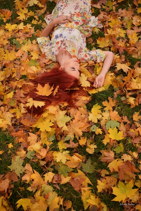 Laying In Leaves, Romanticize Fall, Fall Wraps, Woman Laying, Leaf Photography, Golden Autumn, Portrait Woman, Photography Fine Art, Universe Art