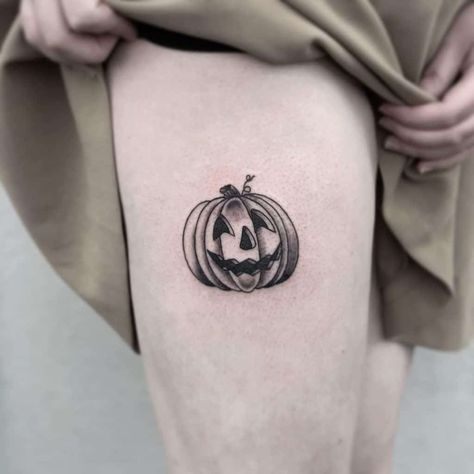 Halloween Tattoo Ideas, Doctor Tattoo, Crow Tattoo Design, Lantern Tattoo, Black Bird Tattoo, Pumpkin Tattoo, Realistic Tattoo Sleeve, Sugar Skull Tattoos, Spooky Tattoos