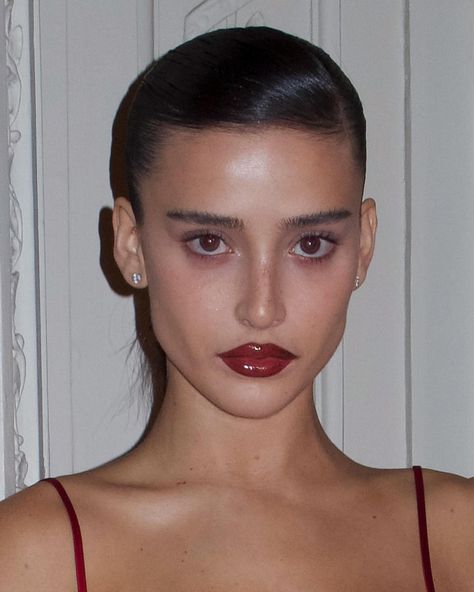 @victoriabeckham AW’24 So good! | Instagram Vivienne Westwood Grunge, Vivienne Westwood Makeup, 2024 Makeup, Korean Ootd, Dark Core, Vampy Makeup, Feminine Makeup, Face Art Makeup, Dark Coquette