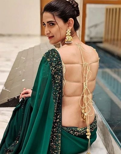 Latest Backless Blouse Designs ब्लाउज बैक नेक डिजाइन, भारतीय दुल्हन संबंधी, Saree Backless, Saree Bollywood, Backless Blouse Designs, Blouse Back Neck Designs, Sari Blouse Designs, Indian Fashion Saree, Unique Blouse Designs