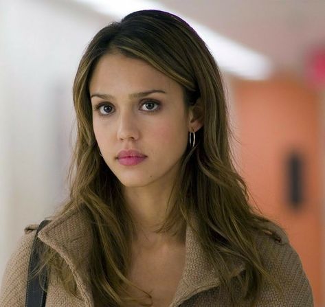 Jessica Alba 90s Aesthetic, Jessica Alba Natural Hair, Jessica Alba Unedited, 2000s Jessica Alba, Jessica Alba La Finest, Jessica Alba Side Profile, Jessica Alba Face, Jessica Alba Aesthetic, Jessica Alba Icons