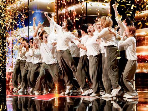 America's Got Talent's judges and host Terry Crews hit the group Golden Buzzer for Japanese dance act Chibi Unity during the Season 18 episode that aired Tuesday night on NBC. Japanese Dance, Golden Buzzer, Howie Mandel, White Face Paint, Dance Crew, Terry Crews, Got Talent, In Sync, Sofia Vergara