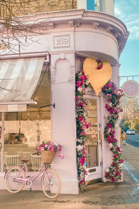 Pastel pink Peggy Porschen cupcake shop in Chelsea, london Living In London Aesthetic, Sketch London, Peggy Porschen, London Chelsea, Living In Luxury, London Neighborhoods, Planning Life, Sunny Winter, England Aesthetic