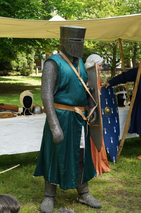 13th century knight Mid Evil Knights, 13th Century Knight, Medevial Knight, Knight Reenactment, Medieval Clothing Men, 14th Century Armor, Norman Knight, Burgundian Knight, Medieval Helmets