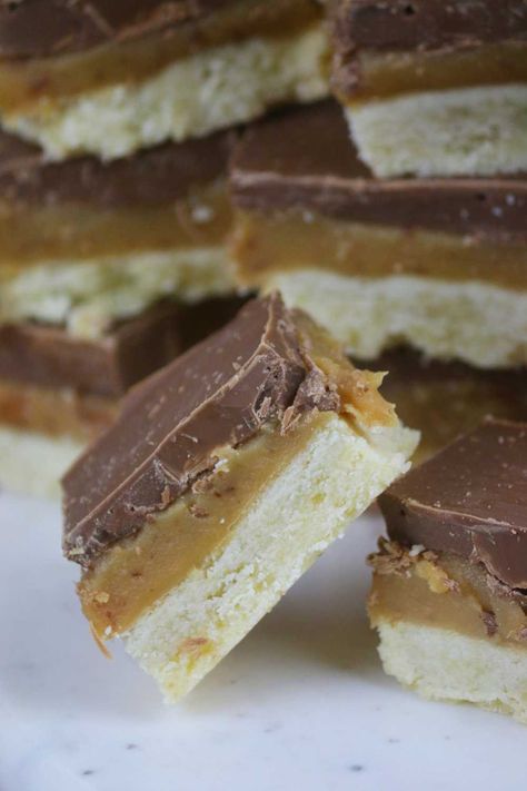 Mary Berry Caramel Shortbread | British Chefs Table Traditional Shortbread Recipe, Millionaire Shortbread Recipe, Homemade Twix Bars, Millionaire's Shortbread, Butter Shortbread Cookies, Lavender Shortbread Cookies, Chocolate Caramel Cookies, Chocolate Chip Shortbread Cookies, Cookie Cups Recipe