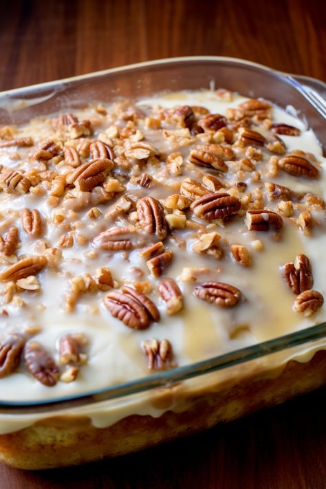 Butter Pecan Praline Poke Cake, Pecan Praline Poke Cake, Praline Poke Cake, Butter Pecan Pound Cake Recipe, Pecan Praline Cake, Pecan Desserts Recipes, Praline Cake, Pecan Desserts, Pecan Praline