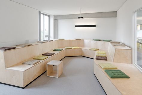 Parat im Eifflerwerk Tiered Seating, Office Architecture, School Interior, Youth Room, Office Lounge, Casa Container, Collaboration Space, Office Seating, Workplace Design