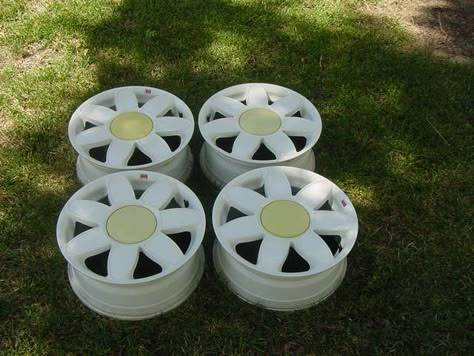 Daisy Car Rims, Bug Car Accessories, Flower Rims Beetle, Daisy Rims Car, Daisy Rims Beetle, Beetle Cars With Daisy Rims, Volkswagen Beetle Daisy Rims, Cute Rims For Cars, Daisy Car Decor