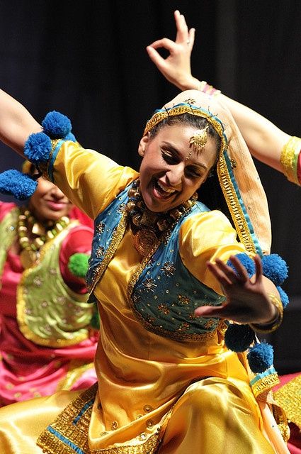 Bhangra Punjabi Bhangra, Bhangra Dance, Dance Of India, Punjabi Culture, Belly Dancing Classes, Amazing India, Dance Forever, Indian Classical Dance, Dance Images