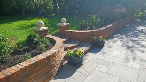 Backyard Retaining Walls, Garden Retaining Wall, Brick Garden, Patio Planters, Patio Garden Design, Garden Steps, Backyard Pool Landscaping, Side Garden, Garden Edging