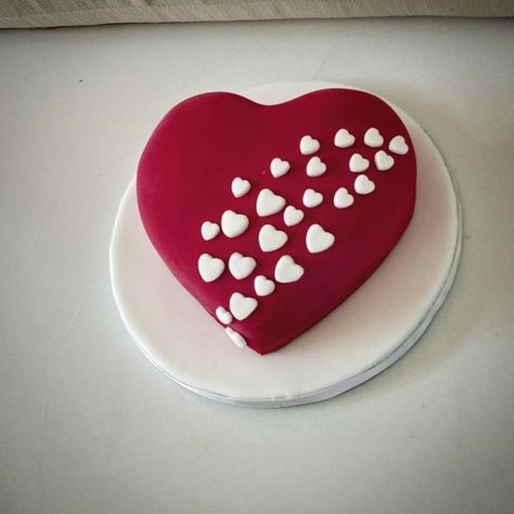 Love Cake Design Heart, Heart Cake Designs Birthday, Red Heart Cake, Valentines Cakes, Heart Cake Design, Heart Shape Cake, Sandwich Recipes Indian, Valentine Cakes, Valentines Treats