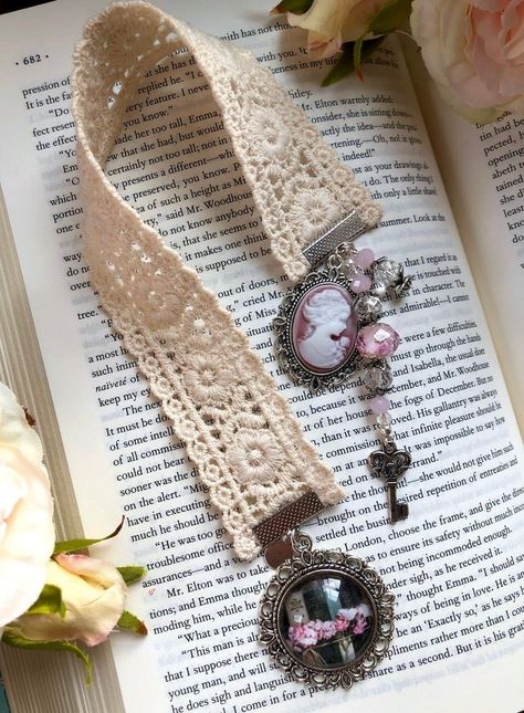 Vintage Bookmarks, Regency Period, Bookmark Craft, Beaded Bookmarks, Paper Bookmarks, Flower Bookmark, Diy Bookmarks, Book Markers, How To Make Bookmarks