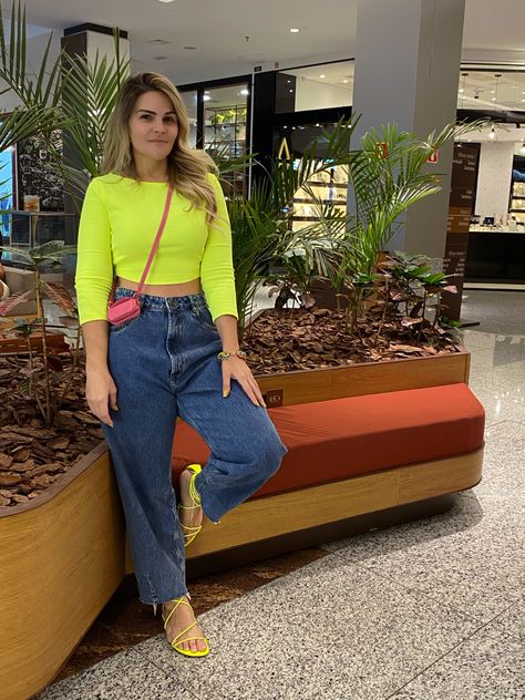 Yellow Sandals Outfit, Yellow Shoes Outfit, Neon Yellow Shoes, Outfits Con Jeans, Blue Jean Outfits, Verde Lima, Green Sandals, Fashion Vocabulary, Outfit Mujer