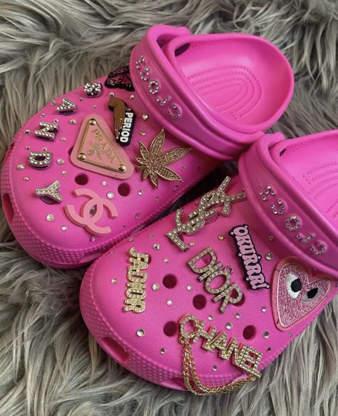 White Crocs Pink Charms, Light Pink Crocs Aesthetic, Hot Pink Crocs With Jibbitz, Cute Crocs Ideas, Pink Crocs With Charms, Pink Crocs With Jibbitz, Pink Crocs Aesthetic, Crocs Designer, Designed Crocs