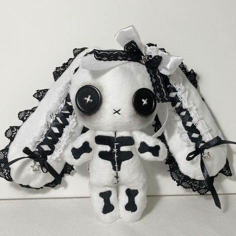 Creepy Bunny Plush, Weird Plushies, Creepy Plushies, Gothic Bunny, Diy Plushies, Creepy Stuffed Animals, Creepy Cute Fashion, Doll Plushies, Sewing Stuffed Animals