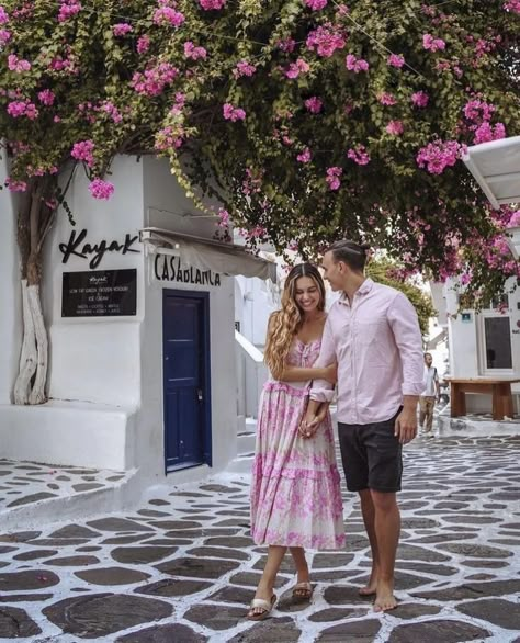 Best & Trendy Travel Outfit Ideas For Summer 2023 | Summer Travel Outfits Greece Couple Photoshoot, Greece Outfit Ideas Couple, Couple Tourist Pictures, Couple Poses On Vacation, Santorini Couple Pictures, Couple Travel Outfit, Greece Couple Pictures, Vacation Couple Outfits, Couple Poses Vacation