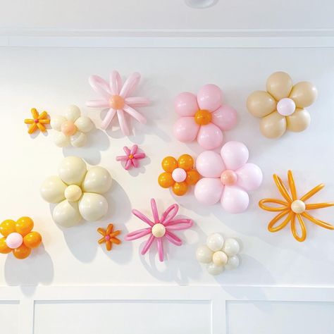 Daisy Balloon Wall, Balloon Flower Wall, Groovy Photo Backdrop, Flower Balloon Wall, Groovy One Backdrop, Groovy Balloons, Floral Party Decor, Wildflower Birthday Party, Flower Balloons