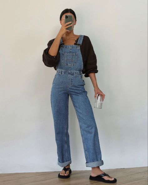 Spring Summer Outfit Inspo ig:// emswells Outfit Salopette Jeans, Jeans Jumpsuit Outfit, Salopette Outfit, Jean Jumpsuit Outfit, Denim Jumpsuit Outfit, Dungaree Outfit, Parisian Outfits, Outfit Minimalist, Curated Closet