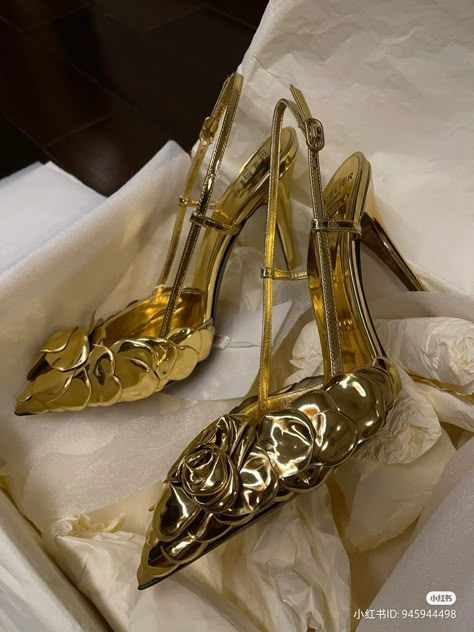 Golden Heels Aesthetic, Diy Heels, Shoes Heels Classy, Cinderella Shoes, White Wedding Shoes, Stunning Shoes, Heels Classy, Fancy Shoes, Cute Heels