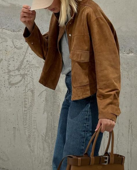 Suede jacket 🤎💌 Suede leather is back and we loveeeee it ❤️ #Suede #trench #jacket #coat #blazer #brown #leather hermes boots #winteroutfit fall autumn fit look #streetstyle styling inspo outfits inspiration aesthetic #suedejacket #suedeboots #suedecoat #suedeleather Canvas Jacket Outfit, Outfits Inspiration Aesthetic, Hermes Boots, Tan Suede Jacket, Suede Leather Jacket, Autumn Fits, Inspiration Aesthetic, Fashion Moments, Trench Jacket