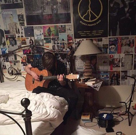 Eboy Aesthetic Room, Musicians Room Aesthetic, Alt Boy Room, Eboy Room, Skater Boy Room Aesthetic, Guitar Aesthetic Room, Skater Boy Bedroom, Musician Room Aesthetic, Teen Boy Bedroom Aesthetic