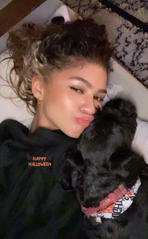 Pelo Color Borgoña, K C Undercover, Mode Zendaya, Estilo Zendaya, Zendaya Style, Zendaya Coleman, Hair Inspo Color, Girl Crushes, Fav Celebs