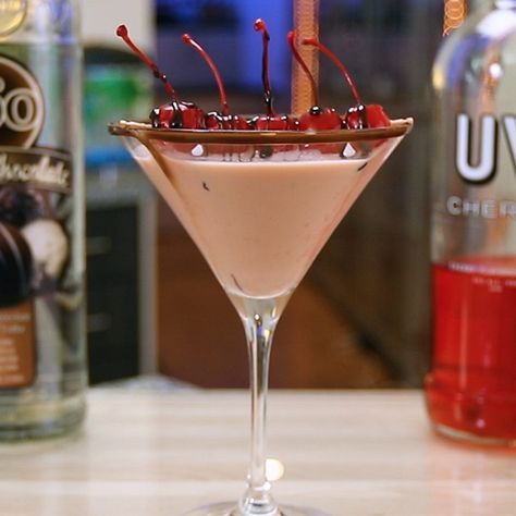 Cocktail Recipes Vodka, Tipsy Bartender Recipes, Martini Flavors, Chocolate Frappe, Blueberry Martini, Classic Vodka Cocktails, Romantic Drinks, Cherry Martini, Chocolate Vodka