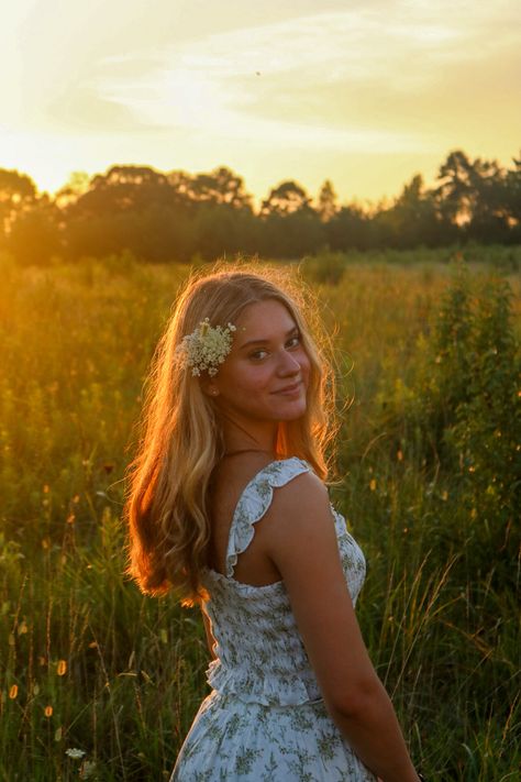 Poses in a field Senior Pictures In Flower Fields, Poses In Field, Pose In Flower Field, Grass Field Senior Pictures, Wheat Field Senior Pictures, Aesthetic Solo Pics, Bouquet Senior Pictures, Senior Photos In Field, Photoshoot Field