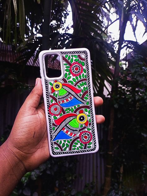 This a a traditional folk art which is very famous in eastern part of India , mostly in maithili region which falls comes under Bihar state and Nepal. The main feature of this art is double line in everything and cartoonistic portrayal of humans, birds , flowers , Hindu god and goddess .. Maithili Painting, Mobile Cover Diy, Clay Mirror Art, Phone Cover Painting, Bangla Art, Madhubani Motifs, Clay Mirror, Art Markers Drawing, Cloth Painting