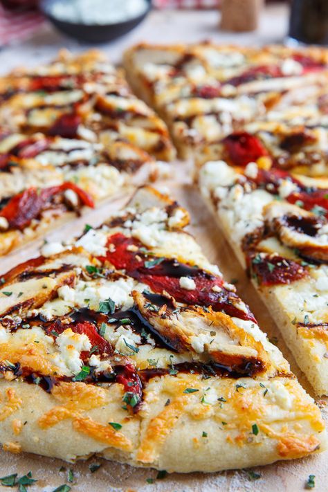 Roasted Red Pepper Pizza, Red Pepper Pizza, Pepper Pizza, Grilled Pizza Recipes, Mediterranean Pizza, Mediterranean Grilled Chicken, Balsamic Glaze Recipes, Stuffed Crust, Closet Cooking