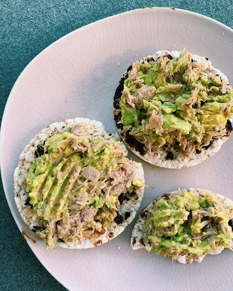 GIRLS FITNESS 🍑 on Instagram: “Think I just discovered my new lunch obsession ✨✨ • Brown Rice cakes with Vegemite, Avocado and Tuna (topped with Lemon juice) sooo yum try…” Rice Cakes Avocado, Rice Cakes Toppings Savory, Rice Cake Avocado, Avocado And Tuna, Rice Cakes Toppings, Dorm Snacks, Aesthetic Diet, Tuna Rice, Avocado Rice