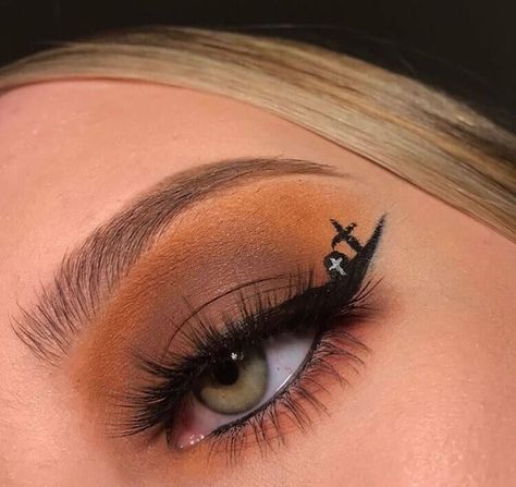 Easy Halloween Eyeshadow, Halloween Eyeshadow Ideas, Halloween Eyeshadow Looks Easy, Spooky Eyeliner, Halloween Eyeshadow Looks, Eyeshadow Looks Easy, Eyeliner Halloween, Halloween Eyeshadow, Maquillage Halloween Simple