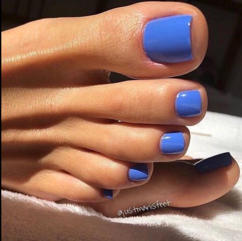 11 Of The Prettiest Summer Toe Nails - The Glossychic Toenail Polish Colors, Toe Nail Colors, Fantastic Nails, Emerald Nails, French Pedicure, Gel Pedicure, Pedicure Colors, Gel Toe Nails, Nagellack Trends