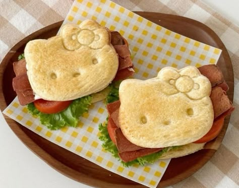 Hello Kitty Lunch Ideas, Hello Kitty Themed Food, Hello Kitty Cafe Food, Sanrio Themed Food, Sanrio Sandwich, Sanrio Food Recipes, Hello Kitty Food Ideas, Kawaii Sandwich, Hello Kitty Sandwich