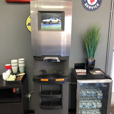 Waiting Area Ideas, Shop Office Design, Car Dealership Decor, Waiting Room Ideas, Mechanics Office, Auto Mechanic Shop, Mechanic Shop Decor, Waiting Room Decor, Car Showroom Interior