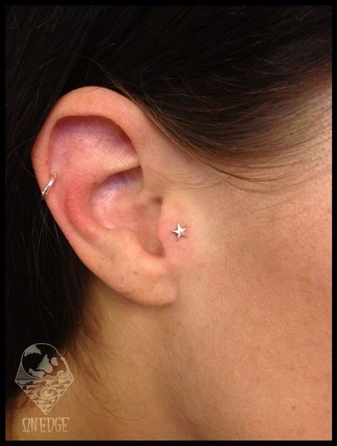 Tragus Styling, Cool Tragus Earrings, Traigas Piercing, Tragus On Both Ears, Star Tragus Piercing, Ear Tragus Piercing, Tragus Aesthetic, Simple Piercings Ear, Cute Tragus Piercing