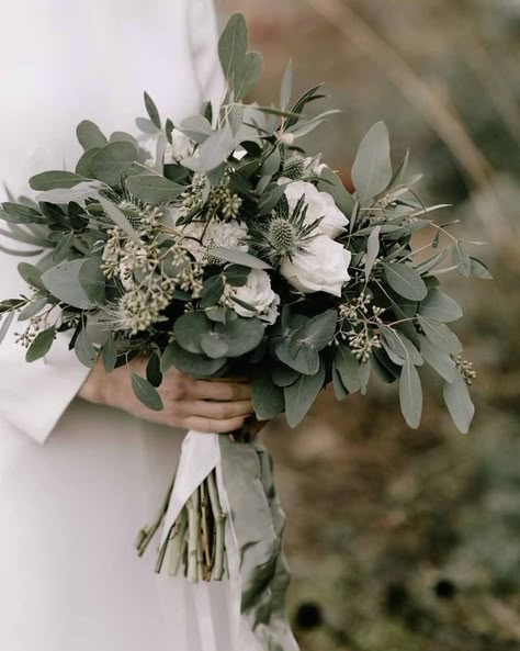 Stunning greenery bridal bouquet for a country wedding #weddingflower #weddingflowers #bridalbouquet #bridebouquet Brides Photos, Eucalyptus Wedding Decor, Greenery Wedding Bouquet, Green Wedding Bouquet, Greenery Bouquet, Eucalyptus Bouquet, Flowers And Greenery, Green Bouquet, White Wedding Bouquets