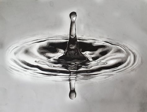 Eine realistische Zeichnung von einem Wassertropfen. Black White Reference Photos, Water Drop Pencil Drawing, Charcoal Water Drawing, How To Draw Water Pencil, Water Reflection Drawing, Charcoal Sketches Easy, Water Shading, Mini Sketches, Tonal Drawing