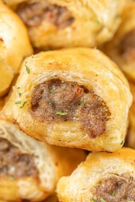 Sausage Rolls Puff Pastry, Puff Pastry Sausage Rolls, Chicken Sausage Rolls, Recipes Using Puff Pastry, Sausage Puffs, Easy Puff Pastry Recipe, Make Sausage, Pastry Appetizer, Puff Pastry Tart