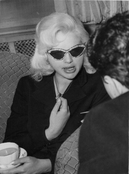 Diana Dors wearing sunglasses and drinking tea at the Dorchester Hotel in London, England, 1956. 1950s Sunglasses, Vintage Balenciaga, Women With Glasses, Diana Dors, Heather Locklear, Stars Vintage, Marie Osmond, Young Women Fashion, Jayne Mansfield