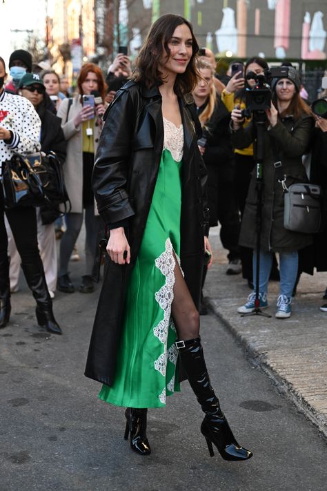 Slip Dress Outfit Winter, Leather Dress Outfit, Slip Dress Outfit, Alexa Chung Style, Chung Ha, Trench Coat Style, Nyfw Street Style, Winter Fashion Outfits Casual, Princesa Diana