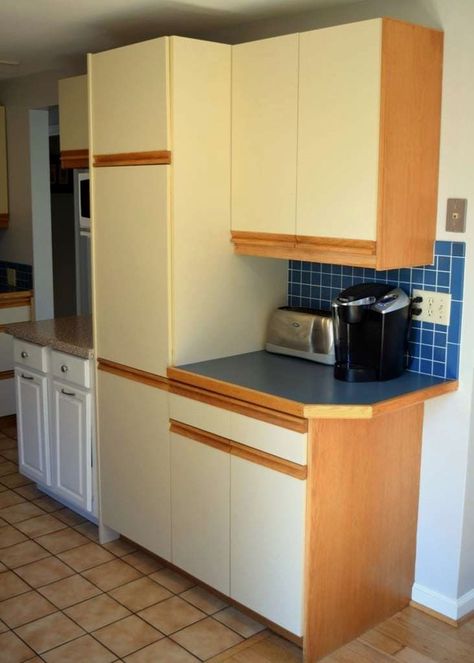 Laminate Cabinet Makeover, Painting Laminate Kitchen Cabinets, Formica Cabinets, Painting Laminate Cabinets, How To Paint Laminate, Flat Cabinets, Cabinet Makeover Diy, Diy Kitchen Cabinets Makeover, Ugly Kitchen